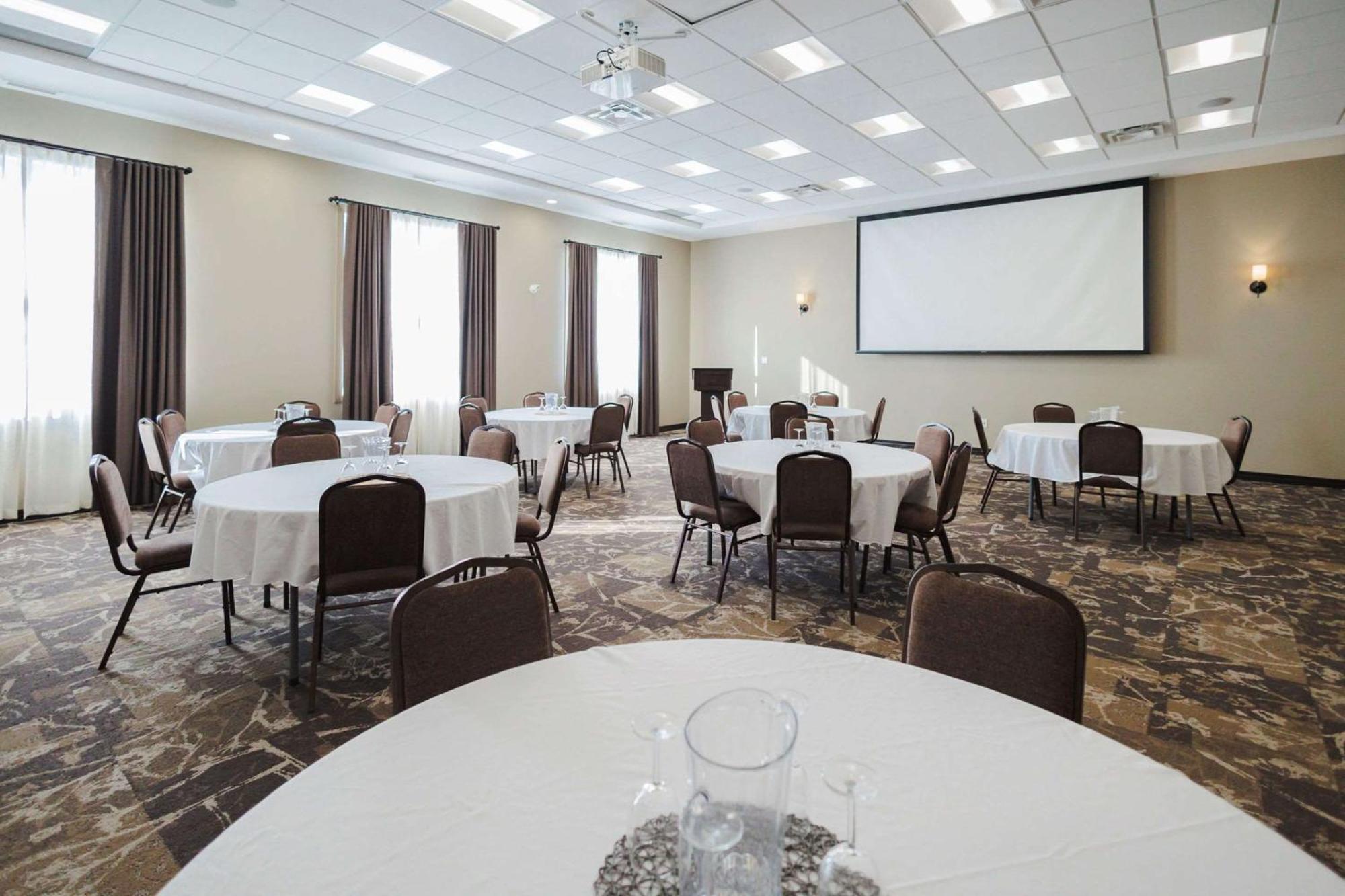 Best Western Plus Lacombe Inn And Suites Exterior foto