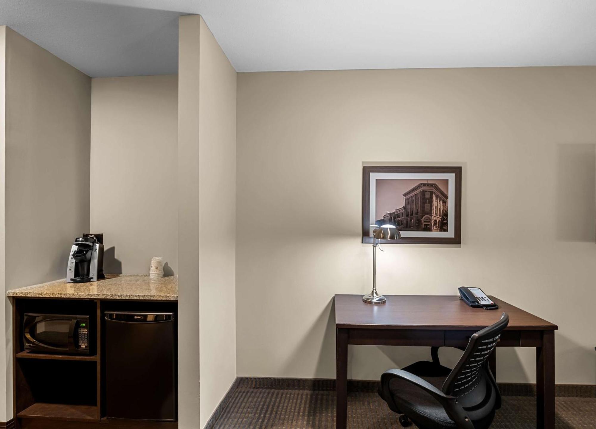 Best Western Plus Lacombe Inn And Suites Exterior foto