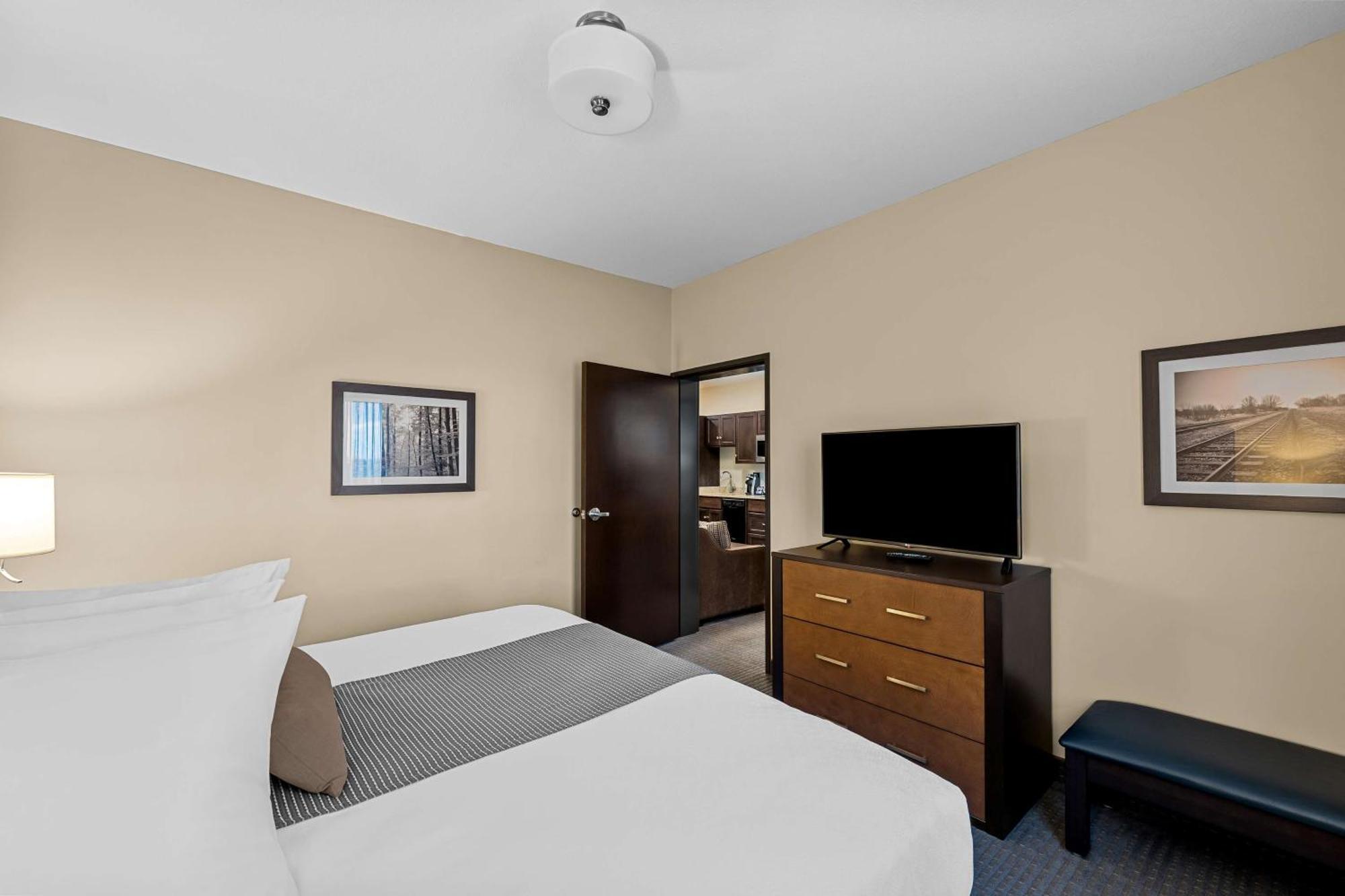 Best Western Plus Lacombe Inn And Suites Exterior foto