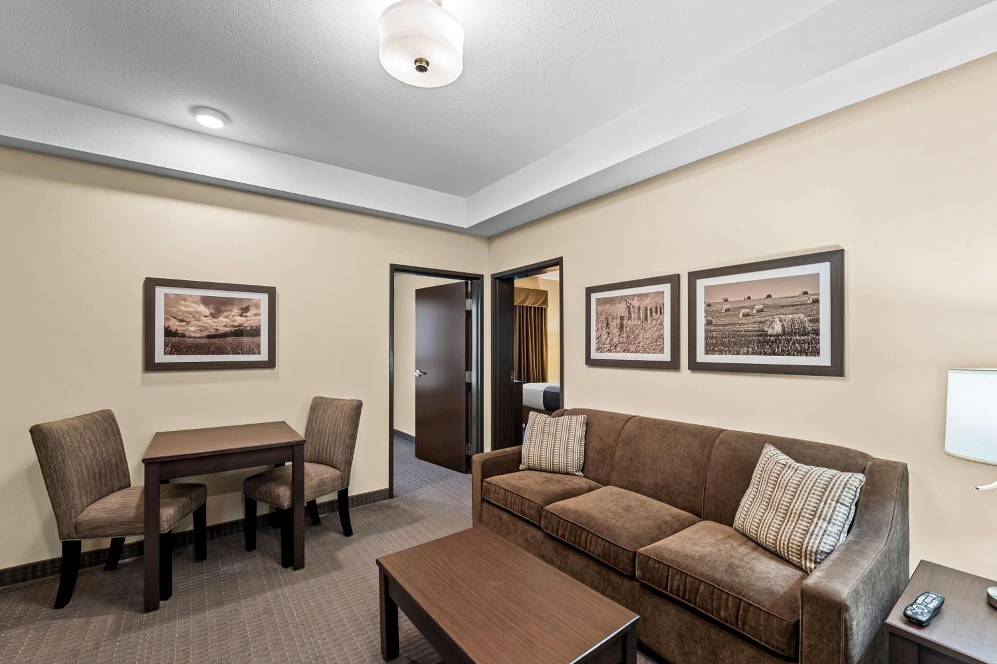 Best Western Plus Lacombe Inn And Suites Exterior foto