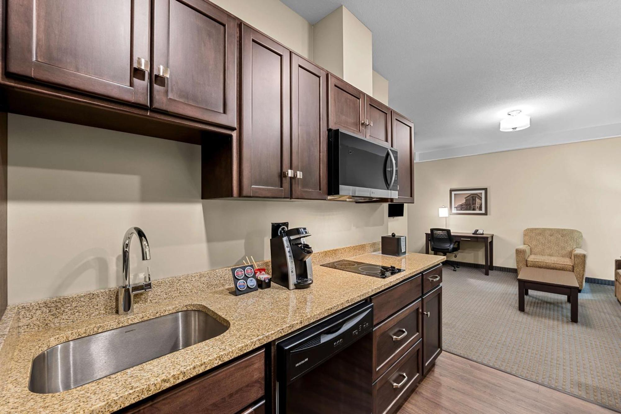 Best Western Plus Lacombe Inn And Suites Exterior foto