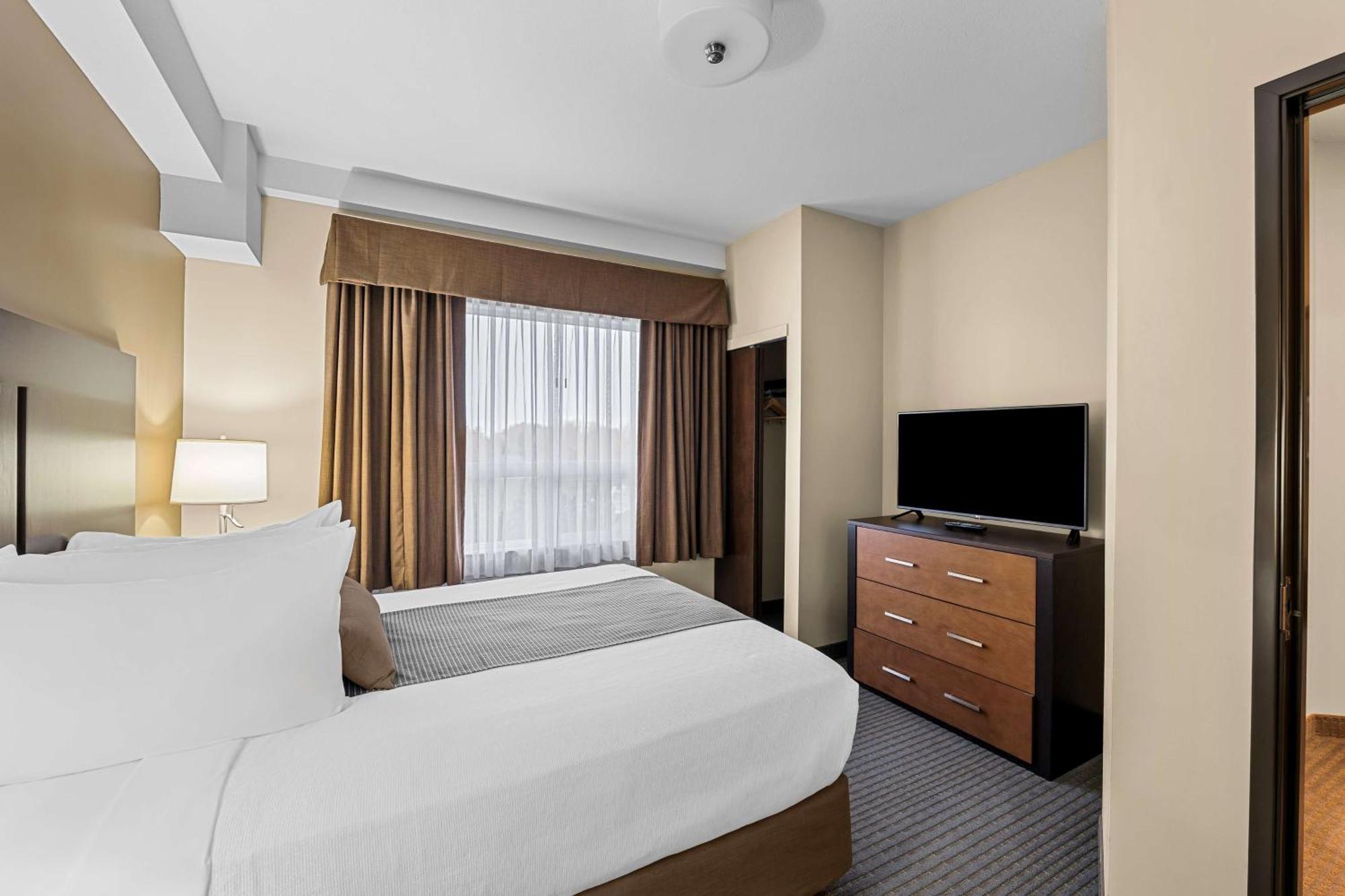 Best Western Plus Lacombe Inn And Suites Exterior foto